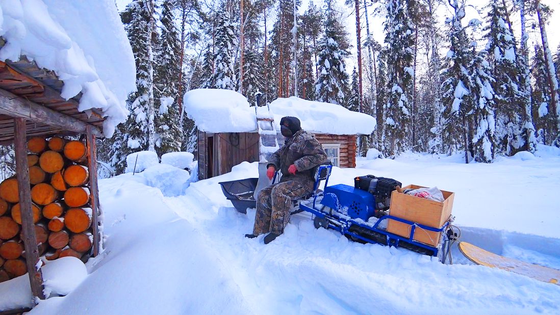 НАШЁЛ БЕГЛЕЦА. ЗДРАВСТВУЙ ИЗБУШКА. ЧИЩУ КРЫШИ ОТ СНЕГА. 2 серия