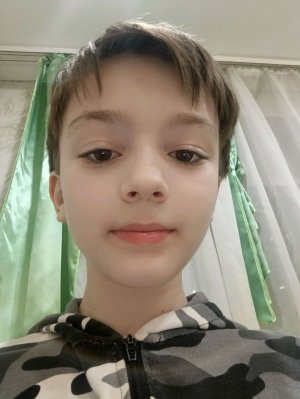 отвечаю на вопросы и разговариваю и это моя первая трансляция