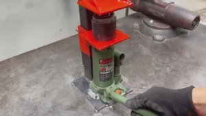 Пресс из  гидравлического домкрата