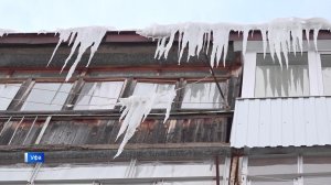В Башкортостане из-за потепления возросла угроза падения наледи с крыш