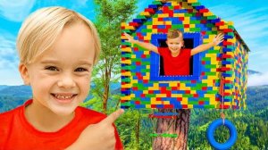 Дети построили домик на дереве из Лего!