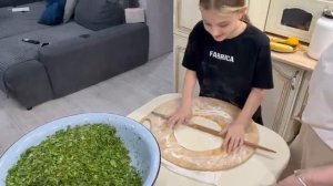 учу Камиллу печь лепешки