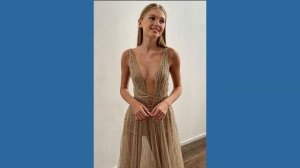 Девушки позируют