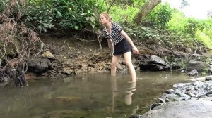 Девушка и рыбалка. Новый способ ловли рыбы. Красивая девушка ловит крупную рыбу.