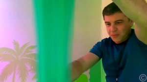 Настя играет в парках развлечений с папой