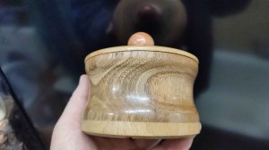 Эвкалиптовая шкатулка со вставками из камфорного лавра.