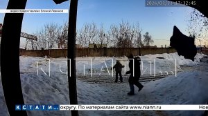 Чудо и хорошая реакция помогли двум девочкам уклониться от глыб льда,упавших с крыши в пятницу 13‑го