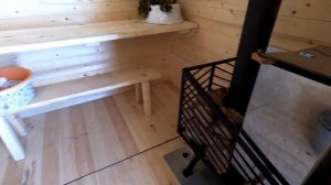 Уже тепло. Проводим на даче свой выходной. Жарим шашлык.