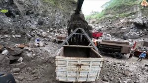 Строительство, экскаватор копает песок