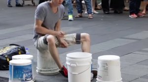 Уличные таланты! Виртуозная игра на барабанах.