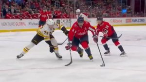 НХЛ. Вашингтон_Бостон14032026. Овечкин пытается забить одной рукой