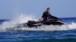 На остров "Фуругельма" и КИТ под водным мотоциклом (смотри на 1 мин 30 секундах)