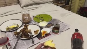 Беженец🇮🇩Бали. ПРОКОЛ С ДРАНИКАМИ И ИКРОЙ! СИНДИ ПРОБУЕТ КРАСНУЮ ИКРУ И КОНФЕТЫ «ОТЛОМИ» НЕ ФРАЕР