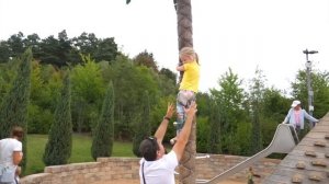 Настя и сонный папа гуляют в развлекательном парке