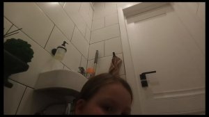 ЧЕЛЕНДЖ СИДИМ В ТУАЛЕТЕ!(я новенькая!•-•)