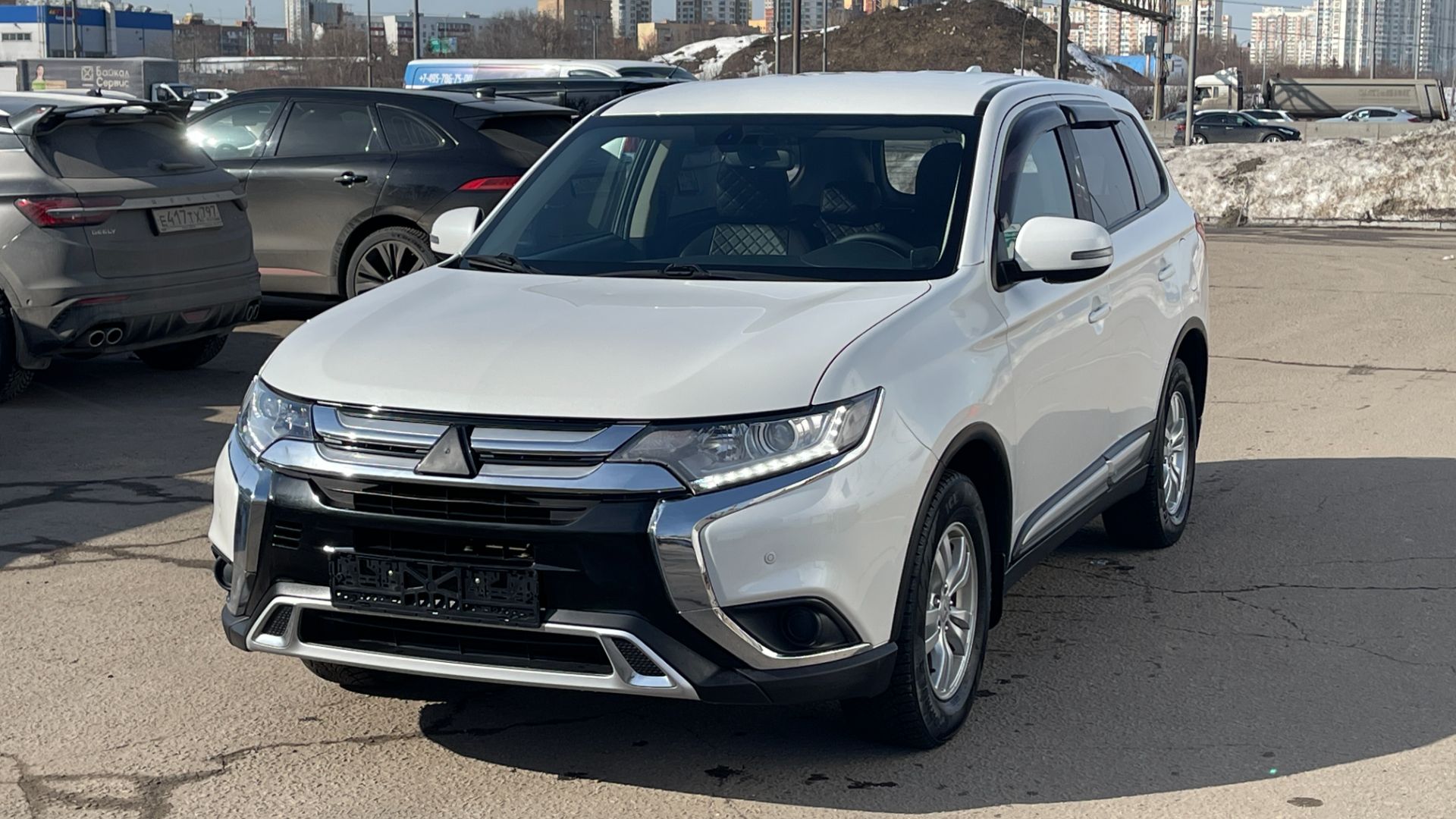 MITSUBISHI OUTLANDER (2019) смотреть онлайн