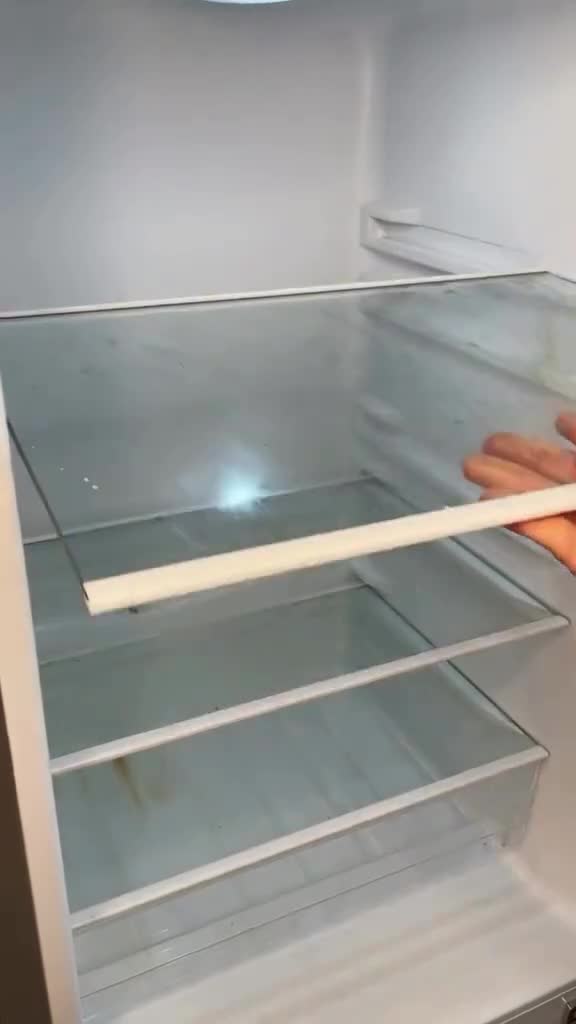 Холодильник плачет? Внутри лужа или намерзает лёд снизу — классика.