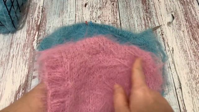 Вяжем капор спицами из пушистой пряжи