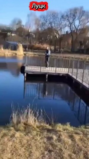 Луцк Мужчина, убегая от ТЦК, прыгнул в пруд.