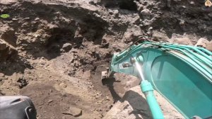 Строительство, экскаватор копает песок