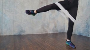 Приседание с махом в сторону с тканевой резинкой (45)