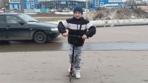 Как делать Прыгать на трюковом самокате