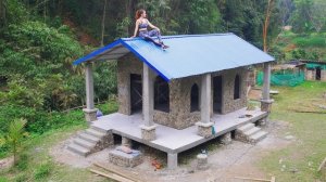 Девушка строит дом мечты с полностью оборудованной кухней. Бушкрафт