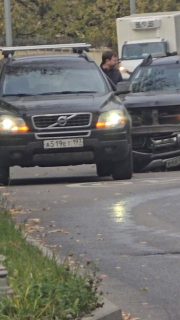 ДТП на перовском шоссе в Москве #авария #автомобили #ущерб #Volvo #Renault #движение