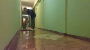 МОЮ ПОЛЫ В ПОДЪЕЗДЕ