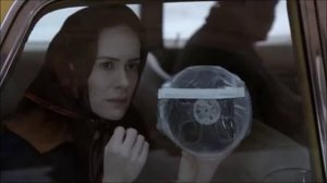 Лана Уинтерс показывает фак доктору Оливеру Тредсону. Американская история ужасов