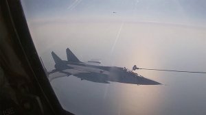 Истребители МиГ-31 с гиперзвуковыми ракетами "Кинжал" выполнили плановый полет над Японским морем.