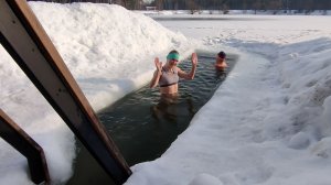 Массовый заплыв в проруби ЧГ