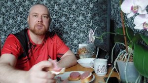 Мукбанг. Селедочка с лучком, бутерброды с колбаской и сухари с чаем. Приятного аппетита.