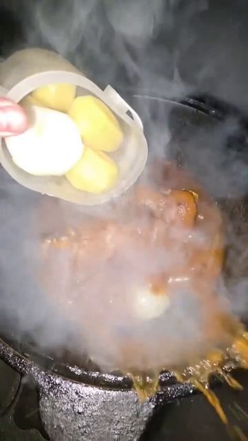 Тушу рульку в казане со специями и картофелем, скорее бы сготовилась🤤