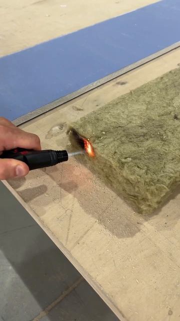 Эксперимент на горючесть материалов от строительной компании Izimodul