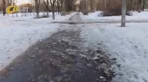 ЖИТЕЛЬ ЖЕЛЕЗНОГОРСКА ПОЖАЛОВАЛСЯ НА ОГРОМНЫЕ ЛУЖИ РЯДОМ СО ШКОЛОЙ №7