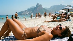 Шикарные красотки в микробикини загорают без стеснения на пляже