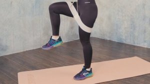 Обратный выпад с подъёмом колена с тканевой резинкой (34)