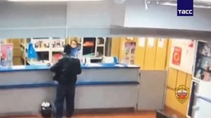 В Москве женщина с пистолетом совершила нападение на пункт выдачи товаров