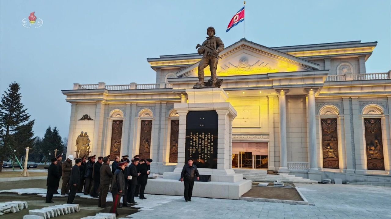 Ким Чен Ын руководил на месте строительством Мемориального музея боевых подвигов