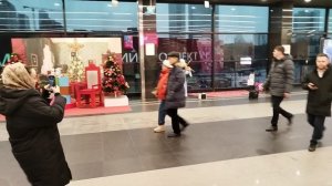 Девушка играет в переходе