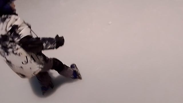 Леня учит кататься на коньках. Как тормозить, ехать, поворачивать.