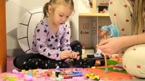 Дочки-матери | Алиса с мамой играет в куколки