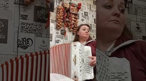 Танюшка хохотушка на гармошке.mp4