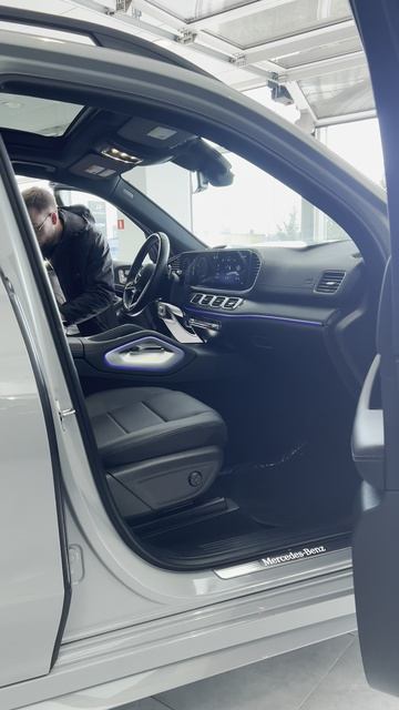 Подборщик проверяет GLE 350 2023 перед продажей