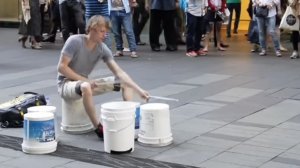 Уличные таланты! Виртуозная игра на барабанах.