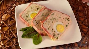 РУЛЕТ ИЗ КУРИНОГО ФАРША С ЯЙЦАМИ И ВЕТЧИНОЙ