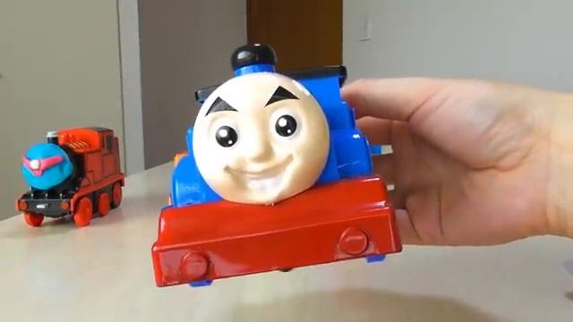 Паровозик Томас, играем синим паровозиком!