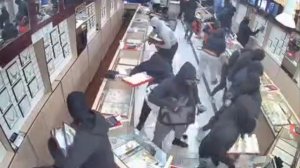 В Калифорнии банда грабителей за минуту обчистила ювелирный магазин на $1,7 млн