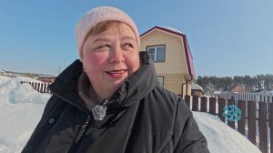 Наш петушок переехал  на другое место жительства. Заполняем теплицу снегом.